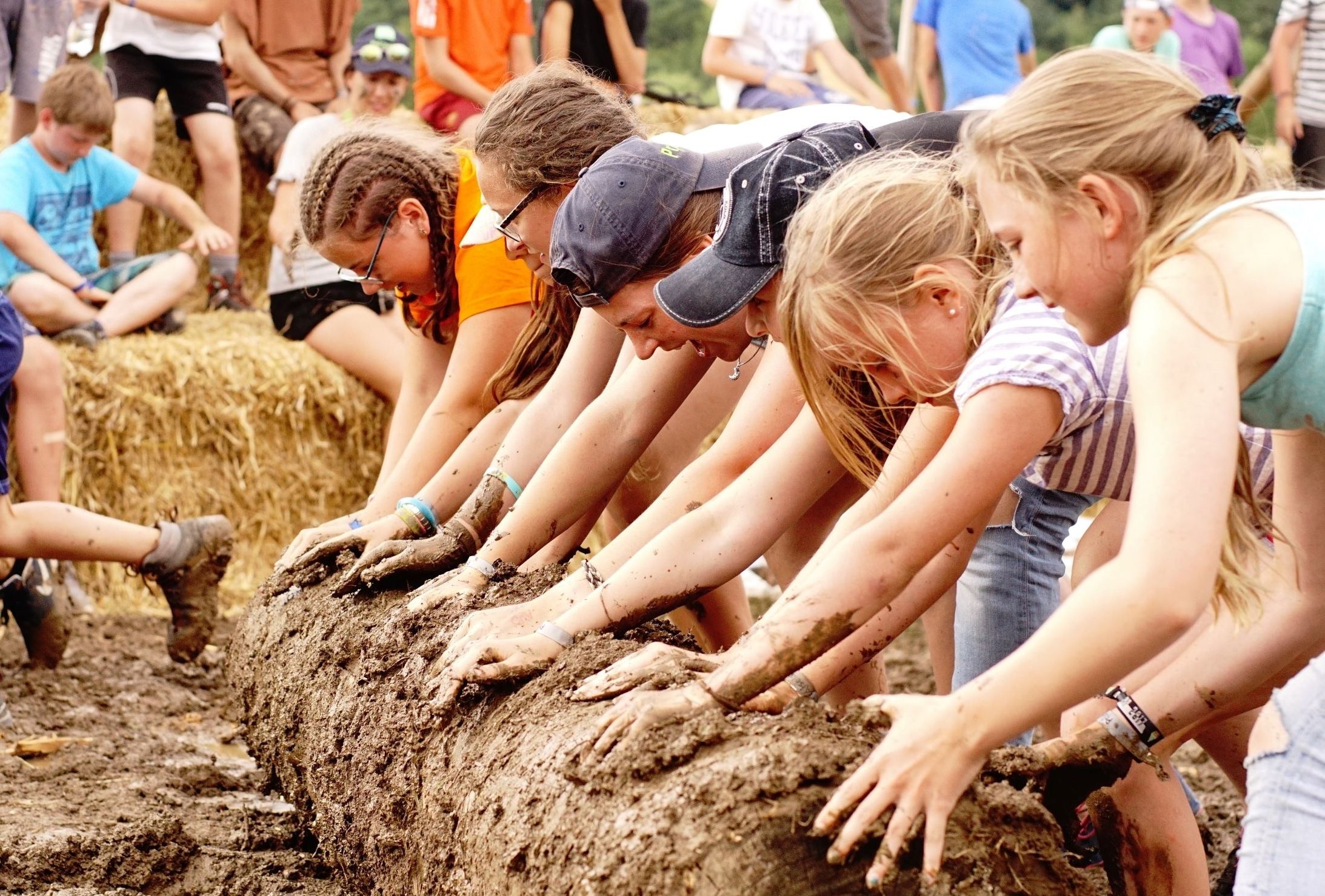 Camperinnen beim Baumstamm rollen